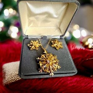 Vintage Gold Plated ❄️Snowflakes ❄️Swarovski Crystal Necklace and Earrings Set